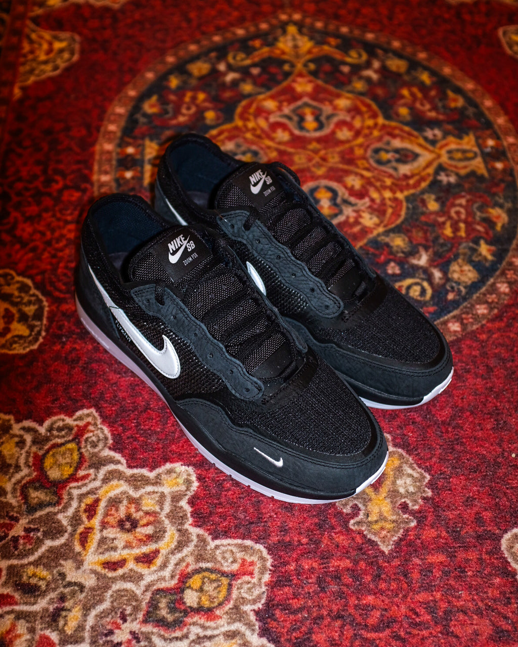 NIKE SB - PS8 "Black/White"