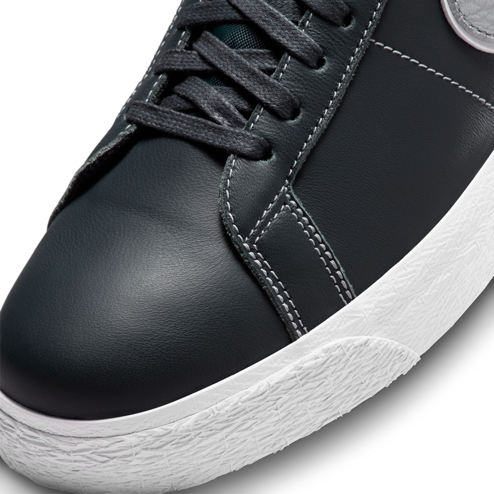 NIKE SB -  ZOOM BLAZER MID "MASON SILVA" QS "Blackened Blue/Wolf Grey/Black"