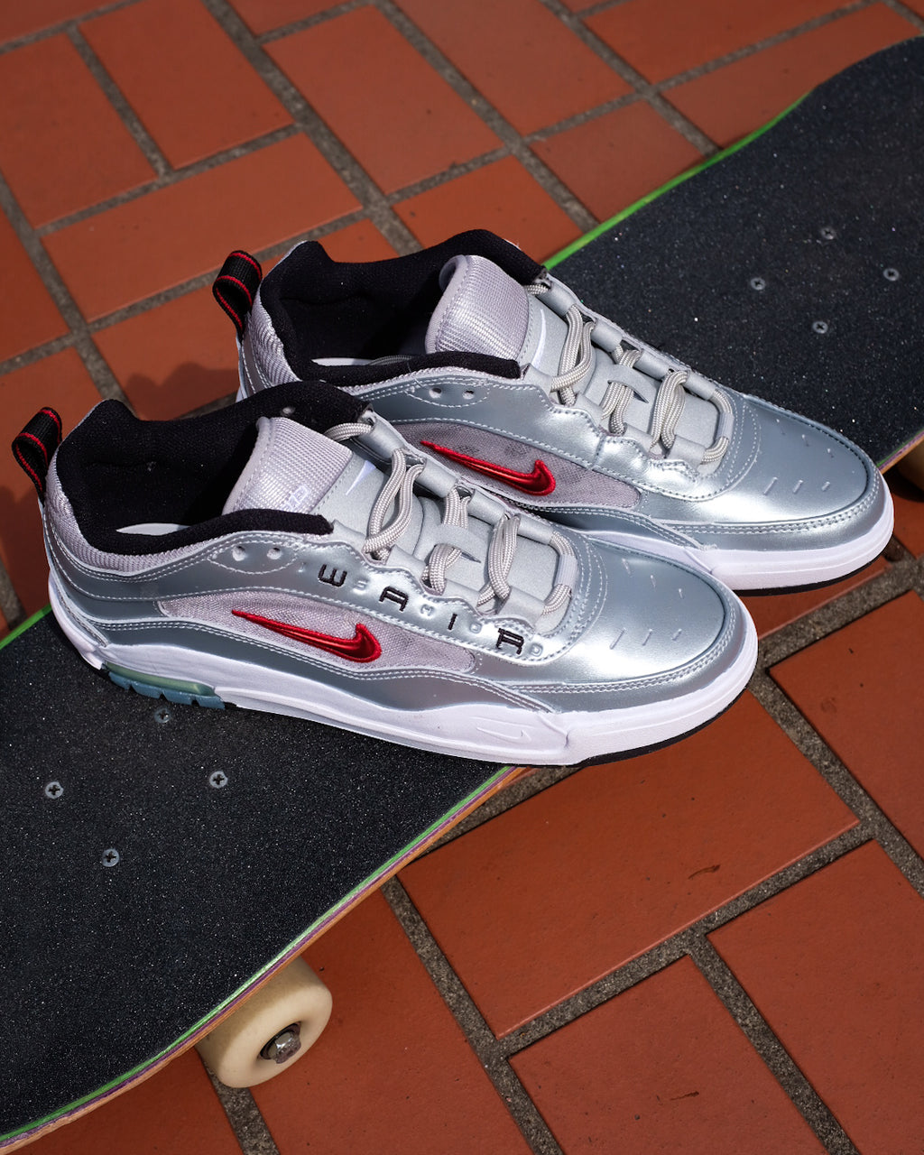 NIKE SB - AIR MAX ISHOD PRM "Silver Bullet"