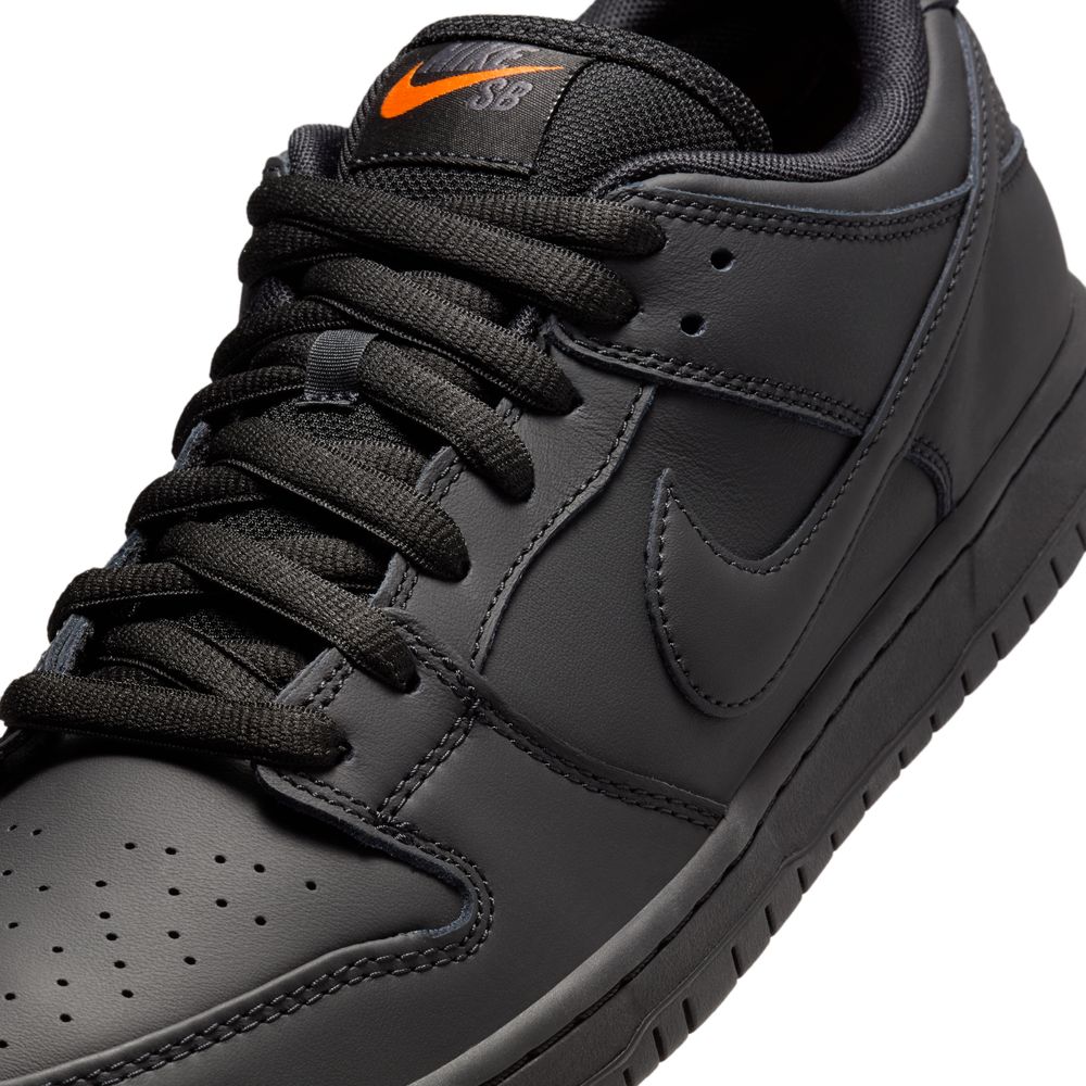 NIKE SB - Dunk Low Pro Orange Label "Triple Black"