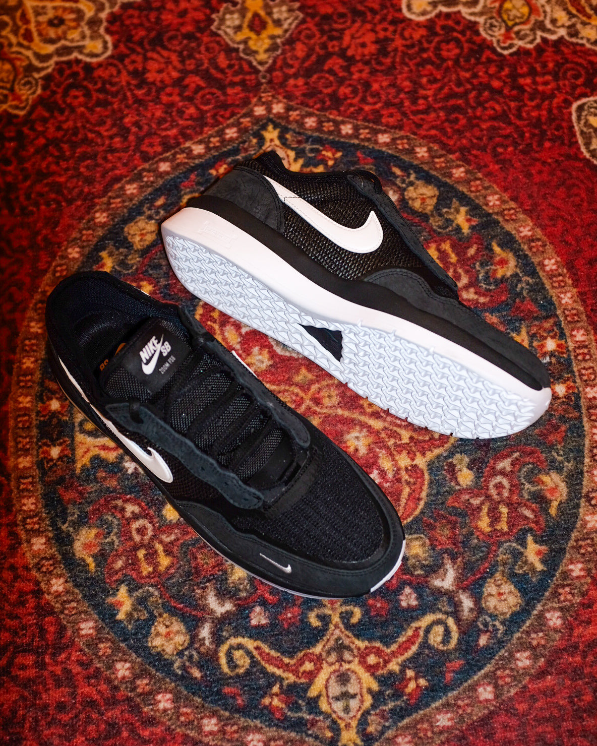 NIKE SB - PS8 "Black/White"