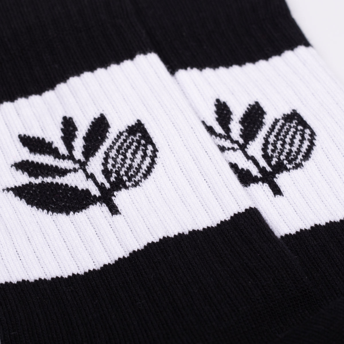 MAGENTA SKATEBOARDS - STRIPE SOCKS "Black"