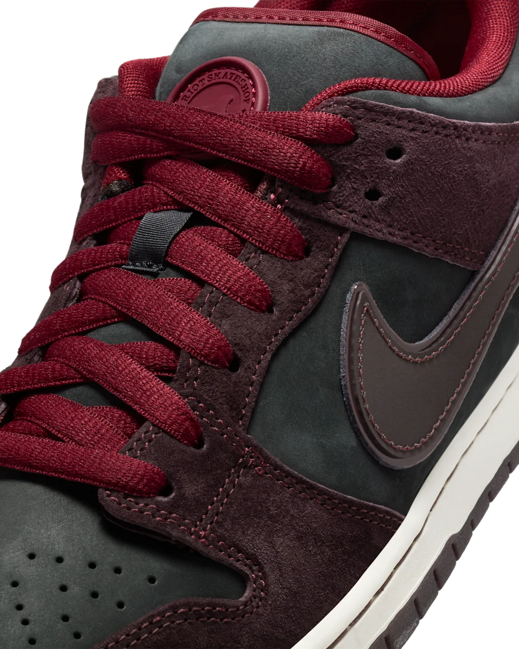 NIKE SB x Riot Skateshop - DUNK LOW PRO QS – Lacquer