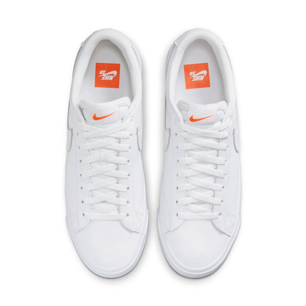 NIKE SB - ZOOM BLAZER LOW PRO GT ISO ORANGE LABEL "Triple White"